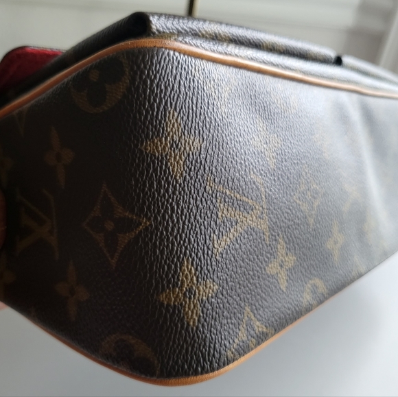 Louis Vuitton Viva Cite MM Shoulder Bag - Picture 9 of 17